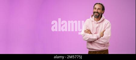 Prooud erfolgreiche verträumt glücklich Erwachsenen bärtigen Mann Urlaub genießen sorglos Leben lachen glücklich Kreuz Arme Brust zuversichtlich Blick zur Seite erreicht Stockfoto