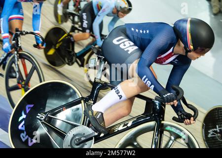 Jennifer Valente aus den USA ist im Ausscheidungswettlauf führend und Teil des Women's Omnium während der UCI Track Cycling World Championships 2022. Stockfoto