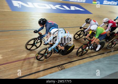 Jennifer Valente aus den USA ist im Ausscheidungswettlauf führend und Teil des Women's Omnium während der UCI Track Cycling World Championships 2022. Stockfoto