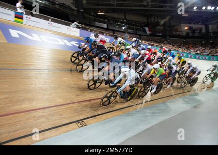 Jennifer Valente aus den USA ist im Ausscheidungswettlauf führend und Teil des Women's Omnium während der UCI Track Cycling World Championships 2022. Stockfoto