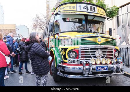 Buenos Aires, Argentinien, 20. Juni 2022: Leute beobachten einen Mercedes Benz 1114, alten Oldtimer-Bus für den öffentlichen Personenverkehr, Linie 148, während einer Ausstellung Stockfoto