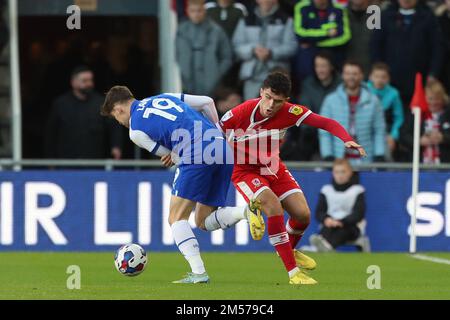 Middlesborough, Großbritannien. 26. Dezember 2022. Wigan Athletic's Callum lang kämpft am Montag, den 26. Dezember 2022, um Besitz von Middlesbroughs Ryan Giles beim Sky Bet Championship Match zwischen Middlesbrough und Wigan Athletic im Riverside Stadium, Middlesbrough. (Kredit: Mark Fletcher | MI News ) Kredit: MI News & Sport /Alamy Live News Stockfoto