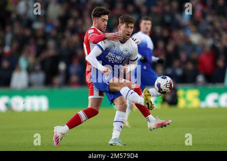 Middlesborough, Großbritannien. 26. Dezember 2022. Wigan Athletic's Callum lang kämpft am Montag, den 26. Dezember 2022, um den Besitz von Middlesbrough's Hayden Hackney beim Sky Bet Championship Match zwischen Middlesbrough und Wigan Athletic im Riverside Stadium in Middlesbrough. (Kredit: Mark Fletcher | MI News ) Kredit: MI News & Sport /Alamy Live News Stockfoto