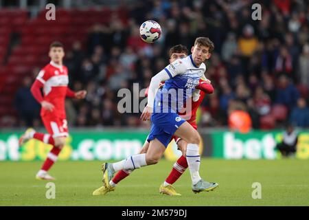 Middlesborough, Großbritannien. 26. Dezember 2022. Wigan Athletic's Callum lang kämpft am Montag, den 26. Dezember 2022, um den Besitz von Middlesbrough's Hayden Hackney beim Sky Bet Championship Match zwischen Middlesbrough und Wigan Athletic im Riverside Stadium in Middlesbrough. (Kredit: Mark Fletcher | MI News ) Kredit: MI News & Sport /Alamy Live News Stockfoto