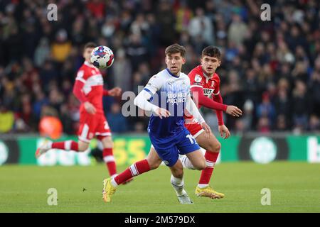 Middlesborough, Großbritannien. 26. Dezember 2022. Wigan Athletic's Callum lang kämpft am Montag, den 26. Dezember 2022, um den Besitz von Middlesbrough's Hayden Hackney beim Sky Bet Championship Match zwischen Middlesbrough und Wigan Athletic im Riverside Stadium in Middlesbrough. (Kredit: Mark Fletcher | MI News ) Kredit: MI News & Sport /Alamy Live News Stockfoto