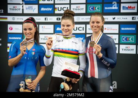 Jennifer Valente aus den Vereinigten Staaten hält ihre Bronzemedaille auf dem Podium des Ausscheidungswettlaufs der Frauen, der UCI Track World Championships 2022. Stockfoto