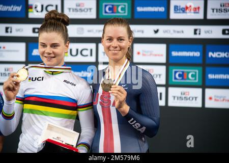 Jennifer Valente aus den Vereinigten Staaten hält ihre Bronzemedaille auf dem Podium des Ausscheidungswettlaufs der Frauen, der UCI Track World Championships 2022. Stockfoto