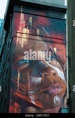 Porträtmotiv der australischen Ureinwohner in Street Art auf Hosier Lane, Melbourne, Victoria, Australien Stockfoto