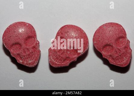 Purple Skull die stärksten Ecstasy-Pillen der Welt Nahaufnahme des Hintergrunds hochwertiger, großer Dope-Druck Stockfoto