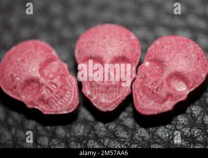 Purple Skull die stärksten Ecstasy-Pillen der Welt Nahaufnahme des Hintergrunds hochwertiger, großer Dope-Druck Stockfoto