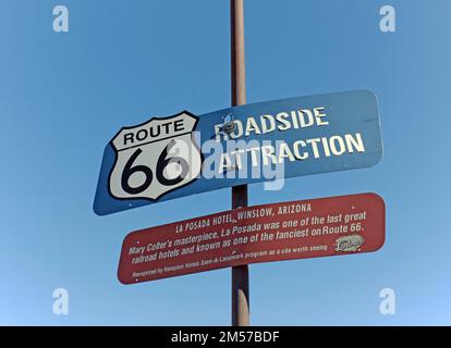 Das Schild mit der Route 66 am Straßenrand in Winslow, Arizona, ehrt das La Posada Hotel und Mary Colter, die Architektin. La Posada ist ein historisches Wahrzeichen. Stockfoto