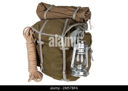 Antiker Vintage Rucksack mit Seil und Gaslaterne isoliert auf weißem Hintergrund Stockfoto