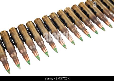 5,56mm NATO-Munitionsgürtel mit isolierten Patronen auf weißem Hintergrund Stockfoto
