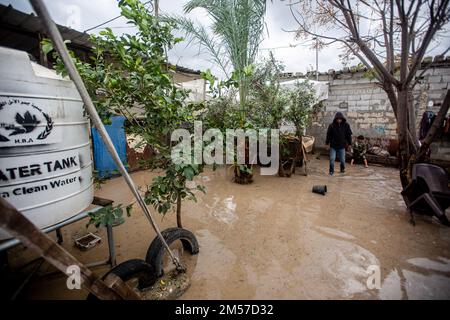 Gaza, Palästina. 26. Dezember 2022. Ein palästinensischer Mann steht in seinem Haus, nachdem es von Regen in Khan Yunis im südlichen Gazastreifen überflutet wurde. Kredit: SOPA Images Limited/Alamy Live News Stockfoto