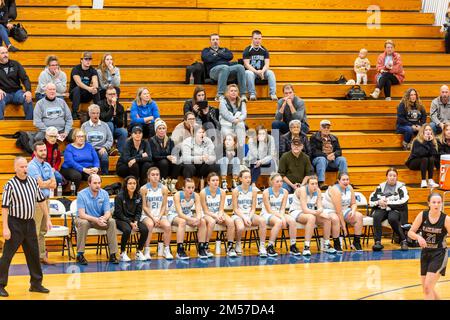 Die Basketballmannschaft der Lakewood Park Christian High School und ihre Fans sehen ein Spiel gegen die Blackhawk Christian High School in Goshen, Indiana, USA. Stockfoto