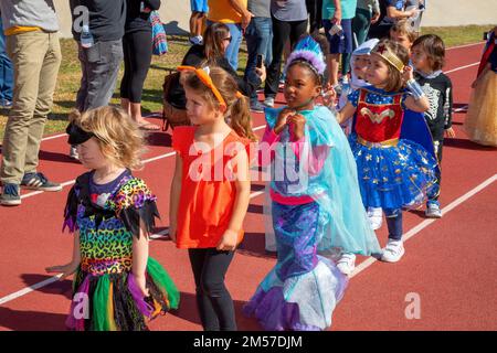 Kinder tragen ihre Kostüme während einer Halloween-Schulparade in San Diego, Kalifornien Stockfoto