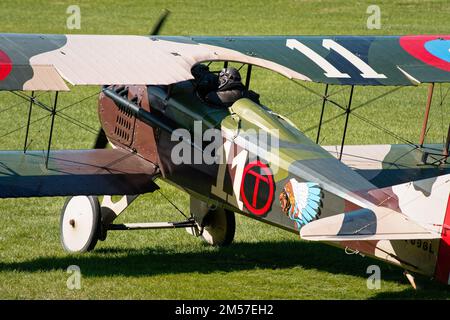 Ein 1914 französischer Zweiflugzeug-Flugmanöver aus dem 1. Weltkrieg in Nieuport 11 während einer Nachstellung des Krieges im American Heritage Museum. Hudson, Massachusetts. Stockfoto