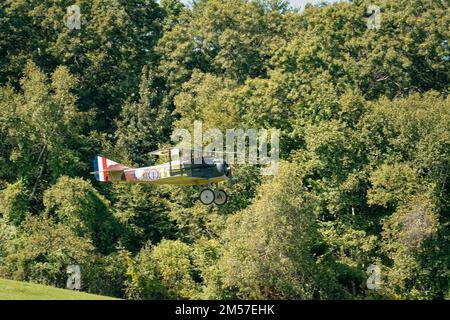 Ein 1914 französischer Zweiflugzeug-Flugmanöver aus dem 1. Weltkrieg in Nieuport 11 während einer Nachstellung des Krieges im American Heritage Museum. Hudson, Massachusetts. Stockfoto