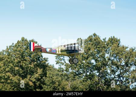 Ein 1914 französischer Zweiflugzeug-Flugmanöver aus dem 1. Weltkrieg in Nieuport 11 während einer Nachstellung des Krieges im American Heritage Museum. Hudson, Massachusetts. Stockfoto