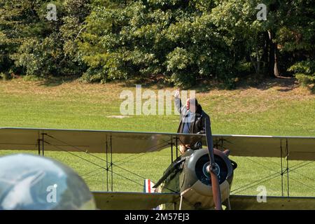 Ein 1914 französischer Zweiflugzeug-Flugmanöver aus dem 1. Weltkrieg in Nieuport 11 während einer Nachstellung des Krieges im American Heritage Museum. Hudson, Massachusetts. Stockfoto