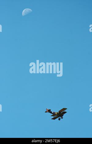 Ein 1914 französischer Zweiflugzeug-Flugmanöver aus dem 1. Weltkrieg in Nieuport 11 während einer Nachstellung des Krieges im American Heritage Museum. Hudson, Massachusetts. Stockfoto