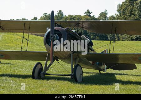 Ein 1914 französischer Zweiflugzeug-Flugmanöver aus dem 1. Weltkrieg in Nieuport 11 während einer Nachstellung des Krieges im American Heritage Museum. Hudson, Massachusetts. Stockfoto