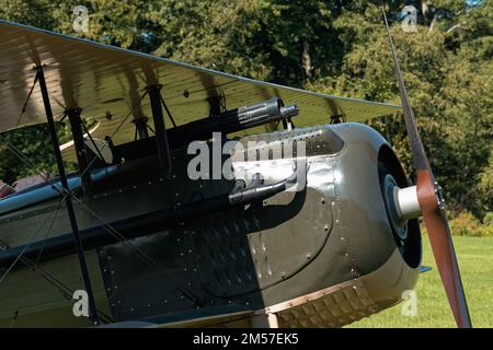 Ein 1914 französischer Zweiflugzeug-Flugmanöver aus dem 1. Weltkrieg in Nieuport 11 während einer Nachstellung des Krieges im American Heritage Museum. Hudson, Massachusetts. Stockfoto
