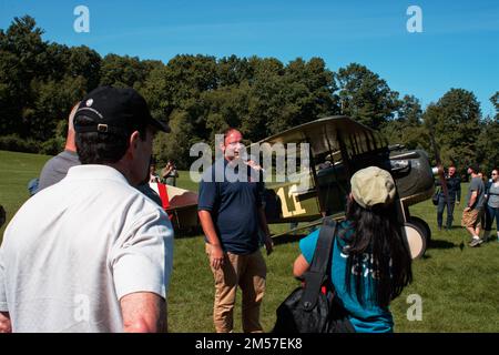 Ein 1914 französischer Zweiflugzeug aus dem 1. Weltkrieg, Nieuport 11, und sein Baumeister während einer Nachstellung des Krieges im American Heritage Museum. Hudson, Massachusetts. Stockfoto