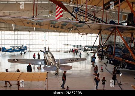 Das Innere des Hängers im American Heritage Museum enthält Flugzeuge wie 1911 Write Vin Fiz Replica, Douglas SBD-5 Dauntless und einen 1933 WAC Stockfoto