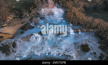 Ein Luftblick auf das natürliche Thermalbad Cascate del Mulino in der Toskana, Mittelitalien Stockfoto