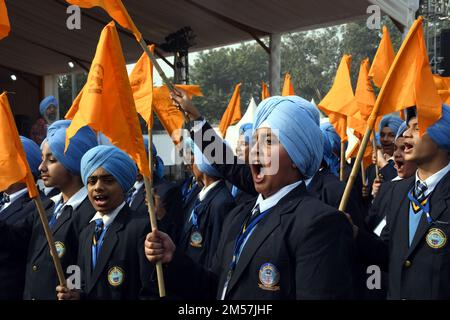 Neu-Delhi, Indien. 26. Dezember 2022. 320 Studenten führen Satsung auf, ein traditionelles und Sikhismus in dem historischen spirituellen Ereignis, während Premierminister Modi Veer Bal DIWA an das Opfer zum Schutz der Religion erinnert. (Kreditbild: © Ravi Batra/ZUMA Press Wire) Stockfoto