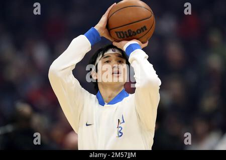 Cleveland, Usa. 26. Dezember 2022. Brooklyn Nets Forward Yuta Watanabe (18) schießt vor dem Nets-Spiel gegen die Cleveland Cavaliers am Rocket Mortgage Fieldhouse in Cleveland, Ohio, am Montag, den 26. Dezember 2022. Foto: Aaron Josefczyk/UPI Credit: UPI/Alamy Live News Stockfoto