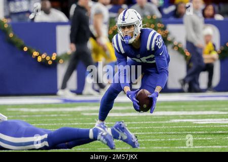 Indianapolis, Indiana, USA. 26. Dezember 2022. Indianapolis Colts Sicherheit Rodney Thomas II (25) fängt einen Pass im Spiel zwischen den Los Angeles Chargers und den Indianapolis Colts im Lucas Oil Stadium, Indianapolis, Indiana ab. (Kreditbild: © Scott Stuart/ZUMA Press Wire) Kredit: ZUMA Press, Inc./Alamy Live News Stockfoto