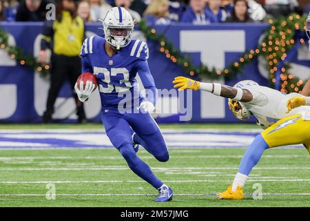 Indianapolis, Indiana, USA. 26. Dezember 2022. Indianapolis Colts Cornerback Dallis Flowers (33) startet im Lucas Oil Stadium, Indianapolis, Indiana, einen Kickoff während des Spiels zwischen den Los Angeles Chargers und den Indianapolis Colts. (Kreditbild: © Scott Stuart/ZUMA Press Wire) Kredit: ZUMA Press, Inc./Alamy Live News Stockfoto