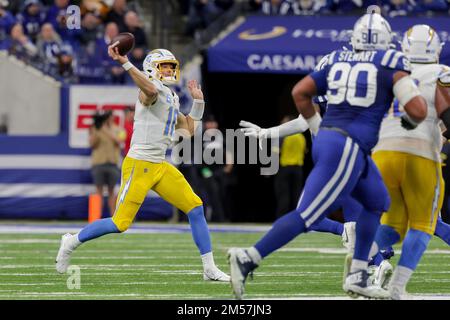 Indianapolis, Indiana, USA. 26. Dezember 2022. Der Quarterback der Los Angeles Chargers Justin Herbert (10) spielt während des Spiels zwischen den Los Angeles Chargers und den Indianapolis Colts im Lucas Oil Stadium, Indianapolis, Indiana. (Kreditbild: © Scott Stuart/ZUMA Press Wire) Kredit: ZUMA Press, Inc./Alamy Live News Stockfoto