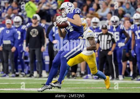 Indianapolis, Indiana, USA. 26. Dezember 2022. Der Wide Receiver Alec Pierce (14) von Indianapolis Colts erhält einen Pass während des Spiels zwischen den Los Angeles Chargers und den Indianapolis Colts im Lucas Oil Stadium, Indianapolis, Indiana. (Kreditbild: © Scott Stuart/ZUMA Press Wire) Kredit: ZUMA Press, Inc./Alamy Live News Stockfoto