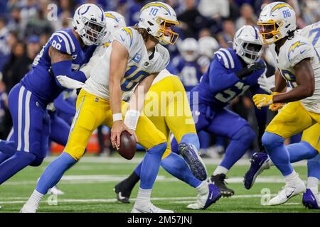 Indianapolis, Indiana, USA. 26. Dezember 2022. Der Quarterback der Los Angeles Chargers Justin Herbert (10) spielt den Ball während des Spiels zwischen den Los Angeles Chargers und den Indianapolis Colts im Lucas Oil Stadium, Indianapolis, Indiana. (Kreditbild: © Scott Stuart/ZUMA Press Wire) Kredit: ZUMA Press, Inc./Alamy Live News Stockfoto