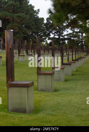 Lange Stühle auf dem Feld der leeren Stühle im Oklahoma City National Memorial Museum. Jeder Stuhl zeigt eine Person an, die beim Bombenanschlag getötet wurde. Stockfoto