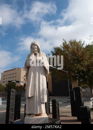 "Und Jesus weinte" -Statue, errichtet vom Heiligen Joseph Catholic Church gegenüber dem Oklahoma City National Memorial und Museum. Stockfoto