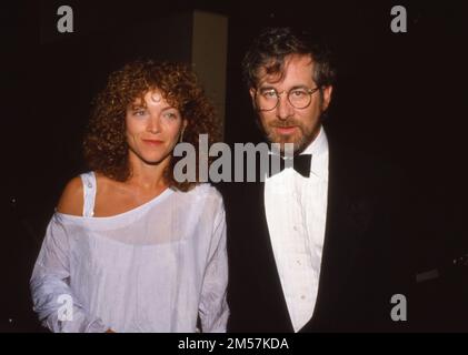 Steven Spielberg und Amy Irving bei Giorgio Armanis Frühlings-Sommer '88 Collection Fashion Show und Cocktailempfang am 27. Januar 1988 im Museum of Contemporary Art in Los Angeles, Kalifornien. Kredit: Ralph Dominguez/MediaPunch Stockfoto