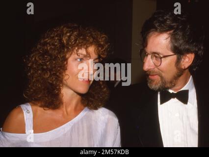 Steven Spielberg und Amy Irving bei Giorgio Armanis Frühlings-Sommer '88 Collection Fashion Show und Cocktailempfang am 27. Januar 1988 im Museum of Contemporary Art in Los Angeles, Kalifornien. Kredit: Ralph Dominguez/MediaPunch Stockfoto