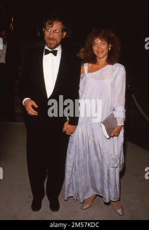 Steven Spielberg und Amy Irving bei Giorgio Armanis Frühlings-Sommer '88 Collection Fashion Show und Cocktailempfang am 27. Januar 1988 im Museum of Contemporary Art in Los Angeles, Kalifornien. Kredit: Ralph Dominguez/MediaPunch Stockfoto