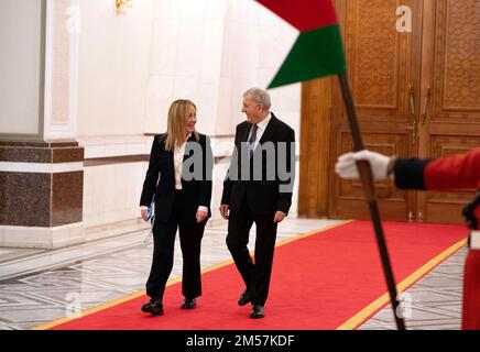 Während ihres Besuchs im Irak empfängt der Präsident der Republik Irak, Abdul Latif Rashid, den italienischen Premierminister Giorgia Meloni am 23. Dezember 2022 in Bagdad, Irak. Foto von ABACAPRESS.COM Stockfoto