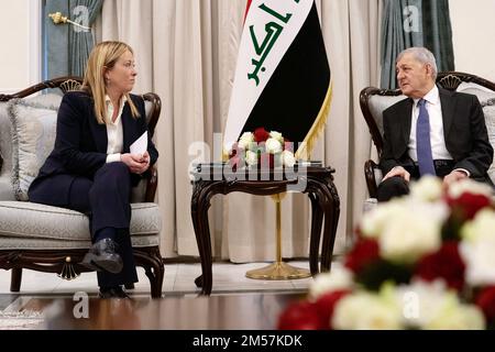 Während ihres Besuchs im Irak empfängt der Präsident der Republik Irak, Abdul Latif Rashid, den italienischen Premierminister Giorgia Meloni am 23. Dezember 2022 in Bagdad, Irak. Foto von ABACAPRESS.COM Stockfoto