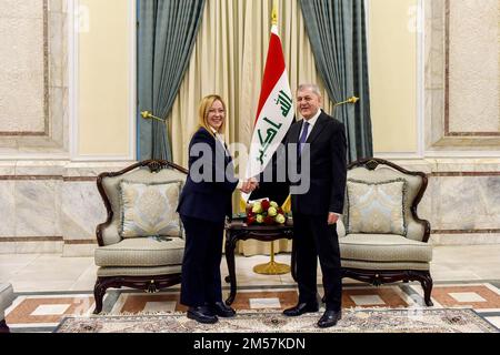 Während ihres Besuchs im Irak empfängt der Präsident der Republik Irak, Abdul Latif Rashid, den italienischen Premierminister Giorgia Meloni am 23. Dezember 2022 in Bagdad, Irak. Foto von ABACAPRESS.COM Stockfoto