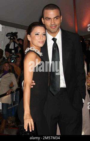 Eva Longoria Parker und Tony Parker besuchen am 4. Mai 2009 in New York City die Gala des jährlichen Kostüminstituts des Metropolitan Museum of Art und feiern die Ausstellung „The Model as Muse: Embodying Fashion“. Foto: Henry McGee/MediaPunch Stockfoto