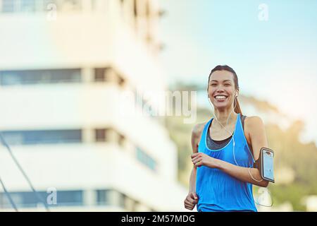 Hör nie auf, an dir zu arbeiten. Eine junge Frau, die morgens in der Stadt ist. Stockfoto