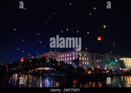 Himmelslaternen, die am Himmel schweben. Volos-Lichterfest. Bunte Fluglaternen, Griechenland Stockfoto