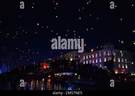 Himmelslaternen, die am Himmel schweben. Volos-Lichterfest. Bunte Fluglaternen, Griechenland Stockfoto