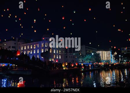 Himmelslaternen, die am Himmel schweben. Volos-Lichterfest. Bunte Fluglaternen, Griechenland Stockfoto